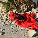 Per terra una bandiera dell'Albania